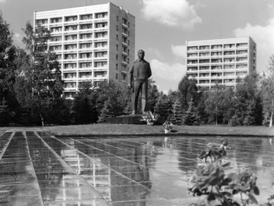 Памятник Ю.А. Гагарину в Звёздном городке. 1985 г. Фото Л. Путятина. РГАНТД. Арх. № 1-3285 цв.