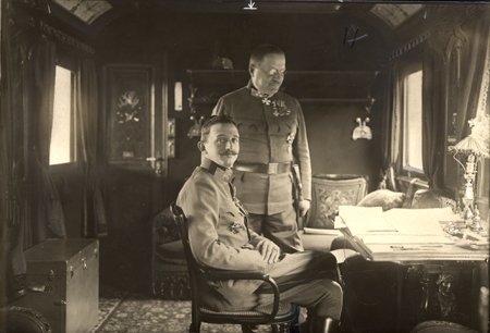 Император Австрии и король Венгрии Карл I (на переднем плане) в штабном вагоне
